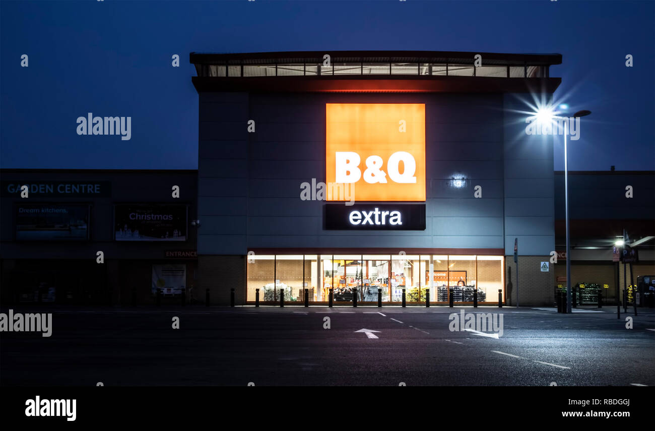 SWINDON, Großbritannien, 18. NOVEMBER 2018: Swindon Übersicht B&Q Extra Super Store mit leeren Parkplatz bei Nacht Stockfoto