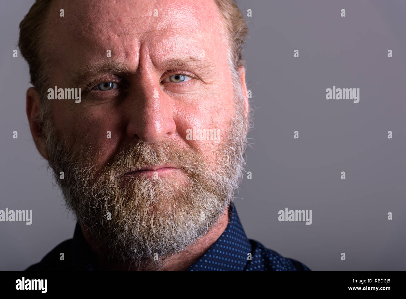 Close up Portrait von Reife bärtige Mann an der Kamera auf der Suche Stockfoto