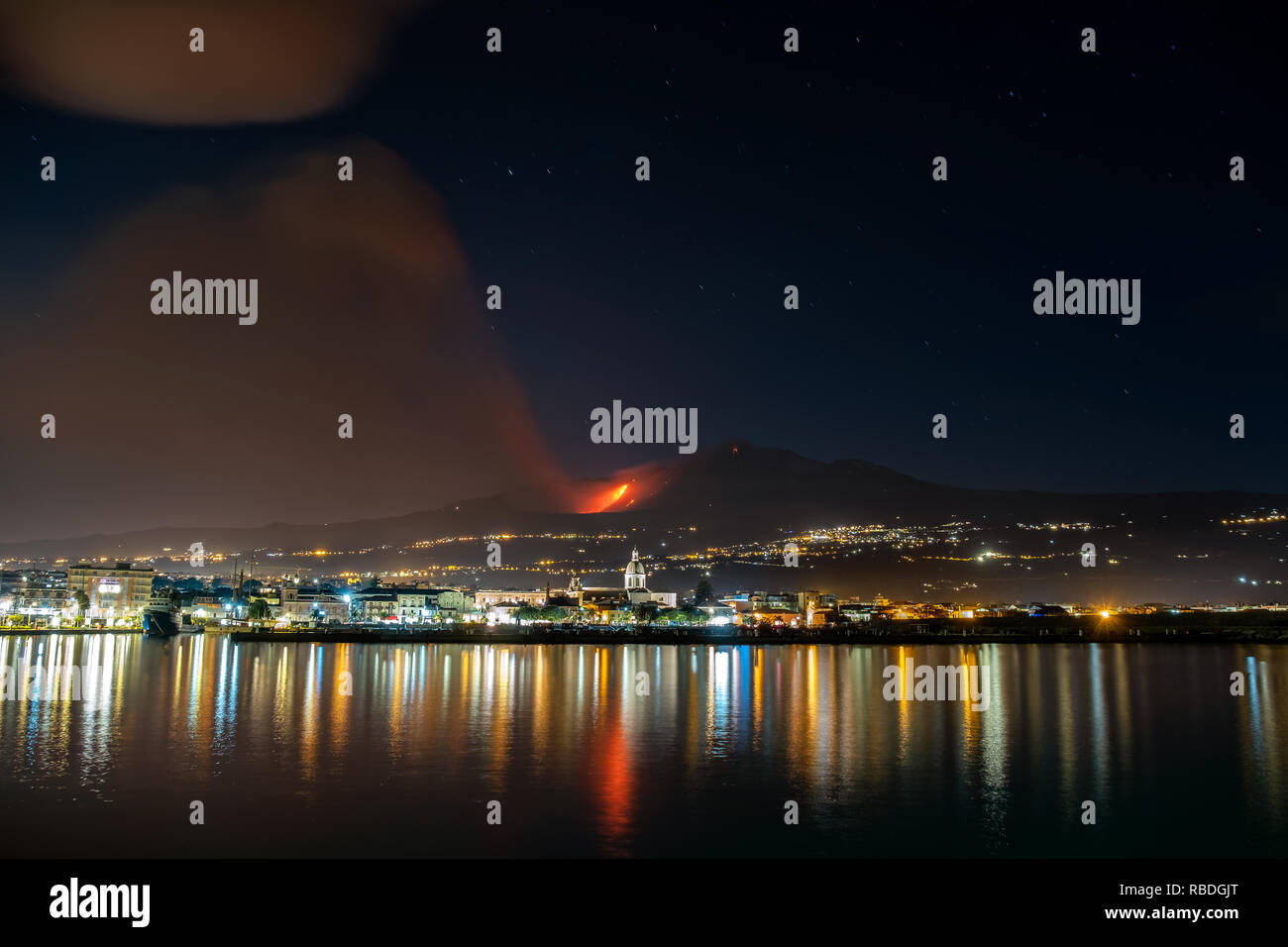 Eine beeindruckende Vulkanausbruch und die Aschewolke von Vulkan Mt. Ätna, Dezember 2018, Catania, Sizilien, Italien Stockfoto