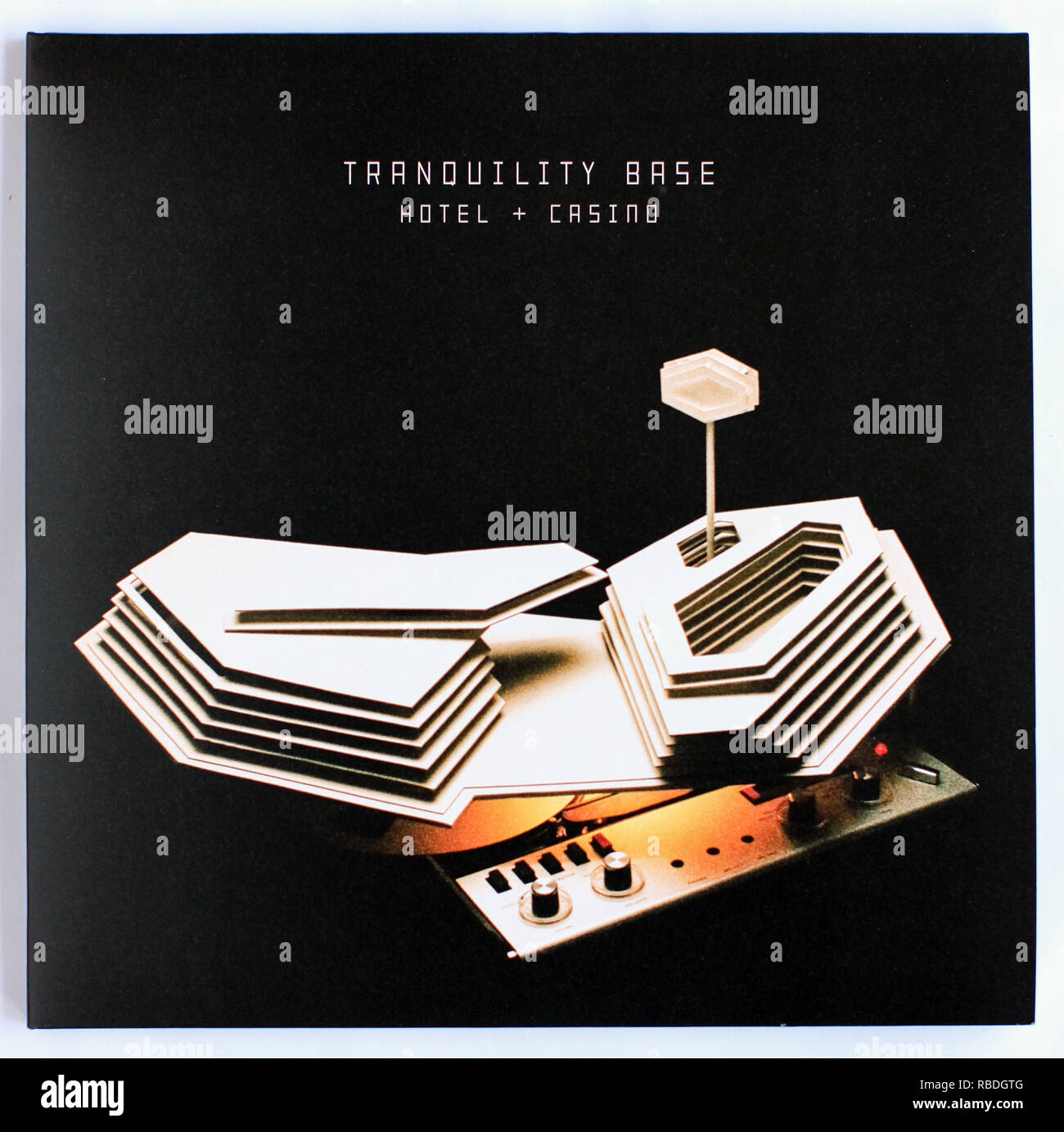 Das Cover von Tranquility Base Hotel and Casino von Arctic Monkeys. 2018 Album auf Domino Records - nur zur redaktionellen Verwendung Stockfoto