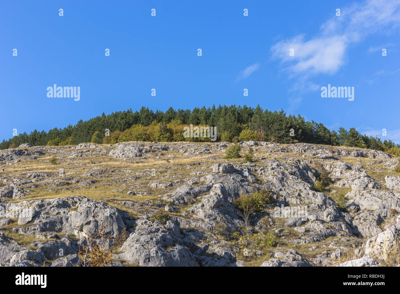 Bunte Landschaft der Rocky Hill am Ende des Sommers Stockfoto