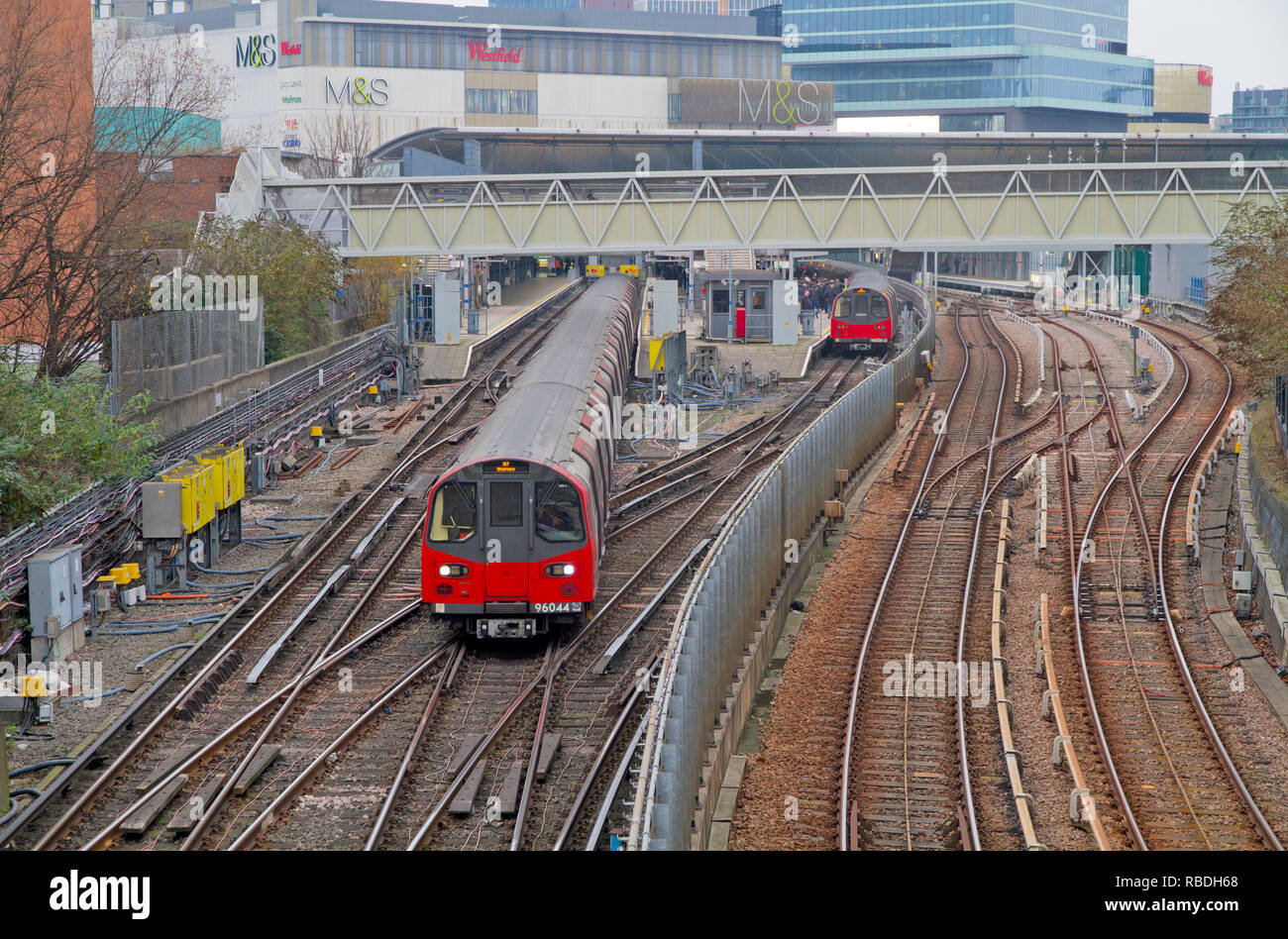 Ein Londoner U-Bahn fährt vom Bahnhof Stratford entfernt mit einem Jubilee Line Service. Stockfoto