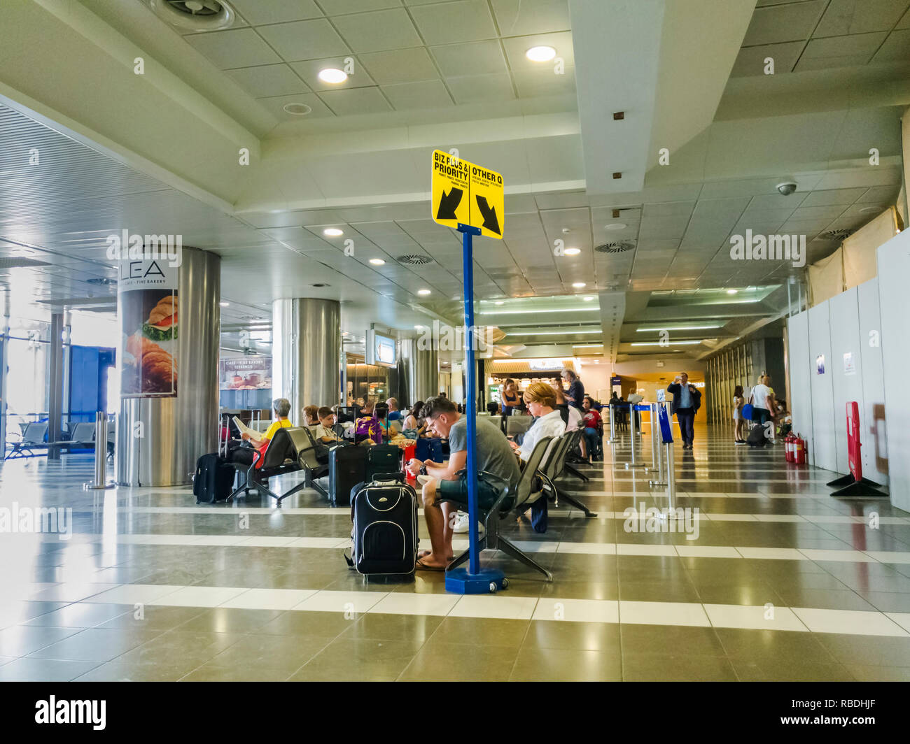 Thessaloniki, Griechenland SKG Flughafen Gates mit Passagieren im Einstiegsbereich warten neben Gates mit Ryanair Priorität und anderen Warteschlangen Zeichen Stockfoto