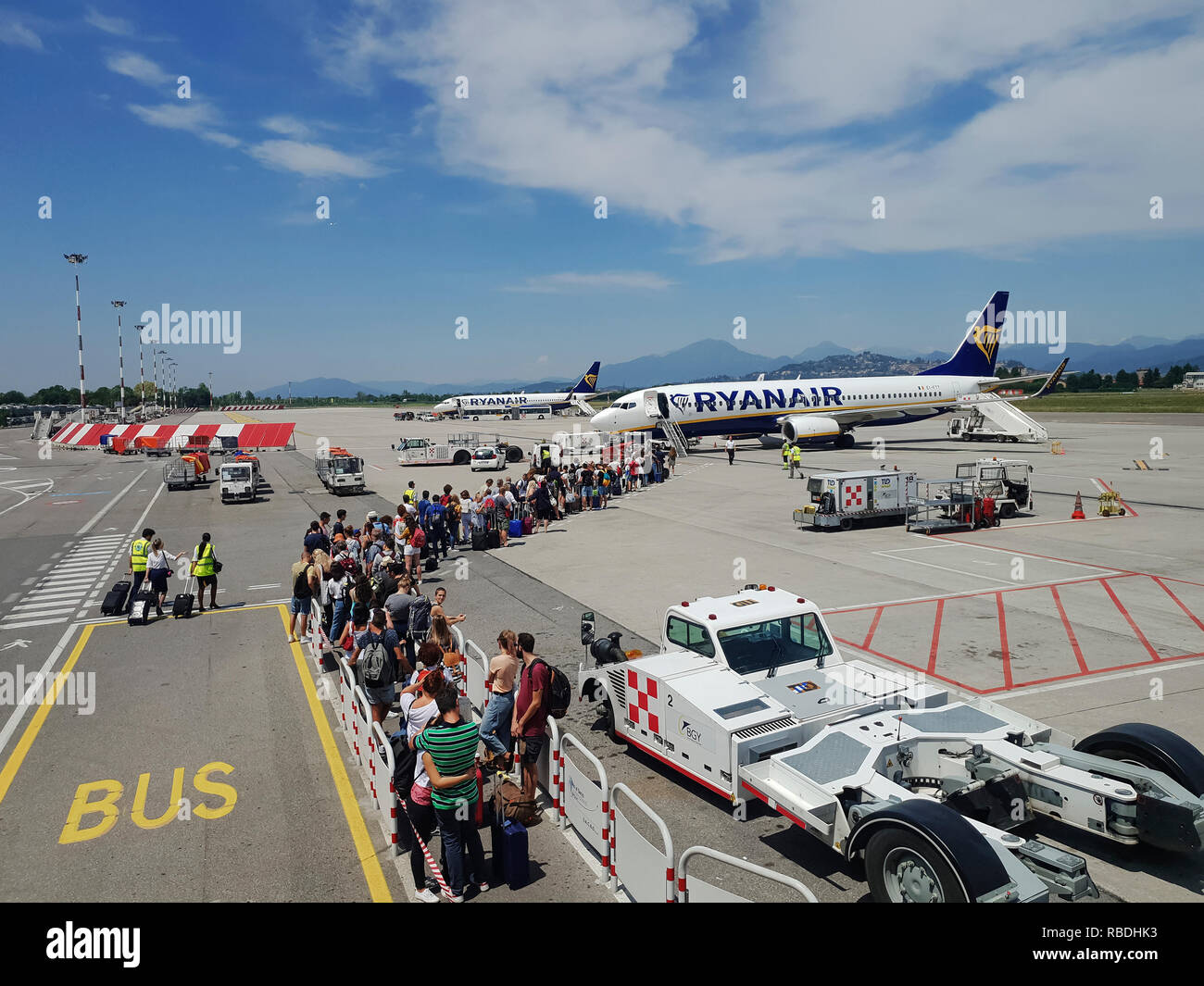 Flughafen Bergamo Ryanair Abflug Terminal Parken www.alamy.de