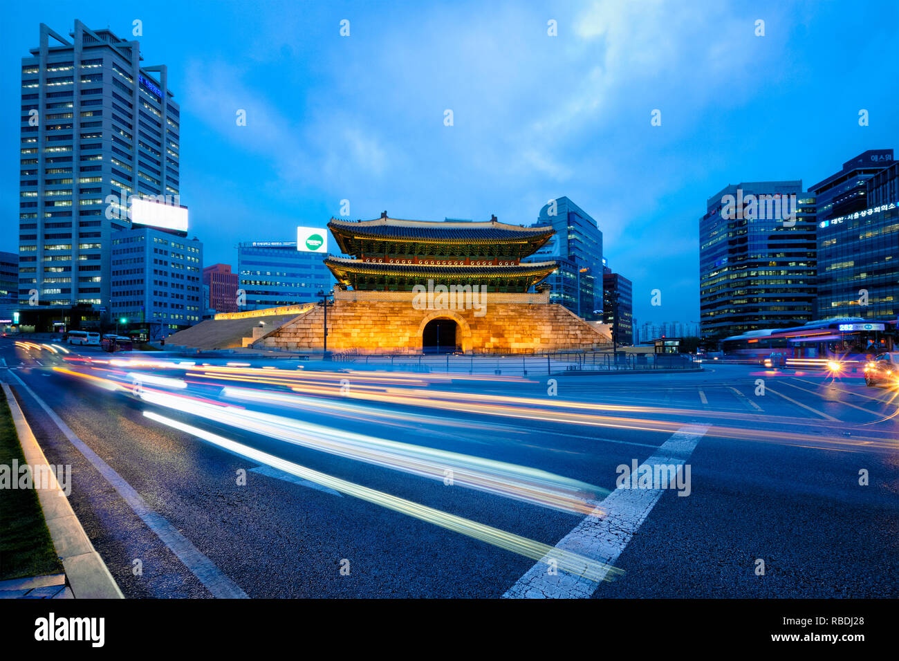 Namdaemun Tor Sungnyemun mit Stadtverkehr, Seoul, Südkorea Stockfoto