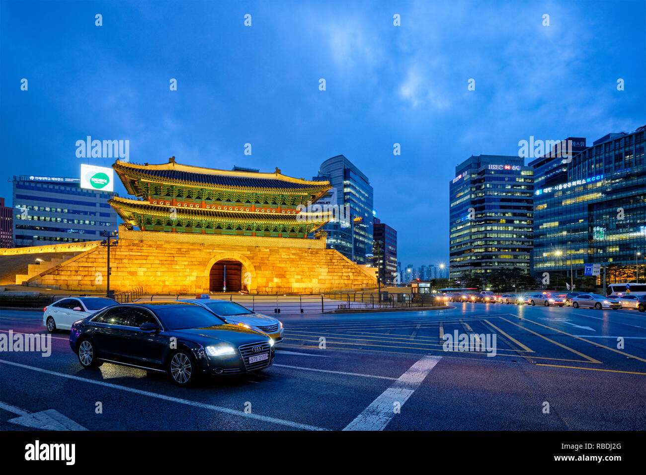 Namdaemun Tor Sungnyemun mit Stadtverkehr, Seoul, Südkorea Stockfoto