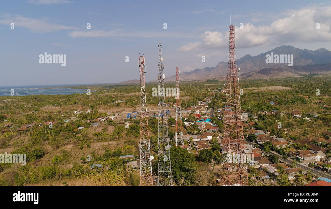 Luftaufnahme Handy Türme Linie in Bali, Indonesien. Telecommunication Tower, Kommunikation Antenne an der Küste Meer Stockfoto