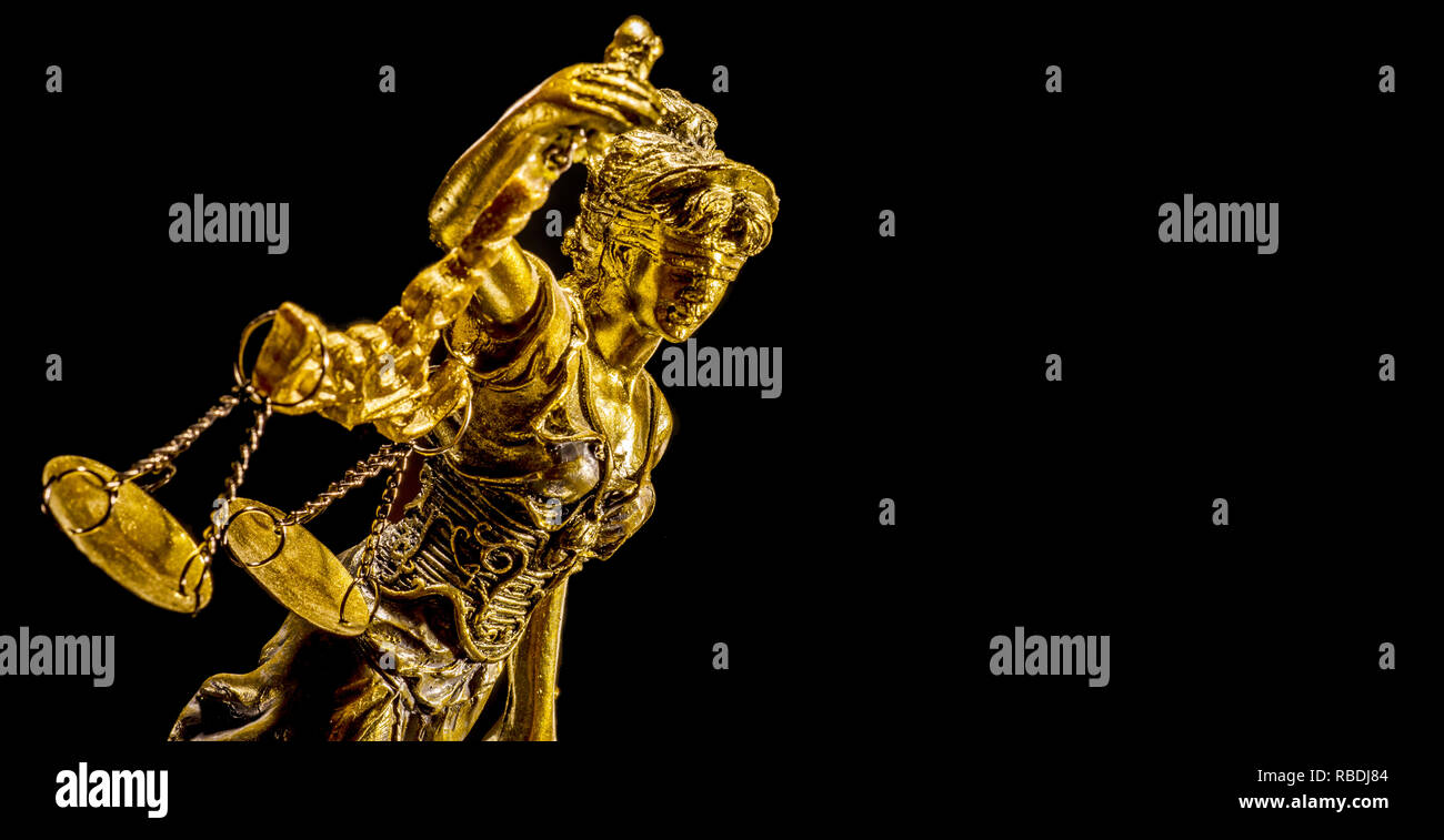 Goldene Statue von Lady Gerechtigkeit auf dem schwarzen Hintergrund Stockfoto