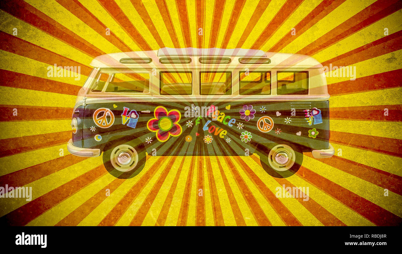 Alter Hippie Volkswagen Camper auf der retro Hintergrund Stockfoto