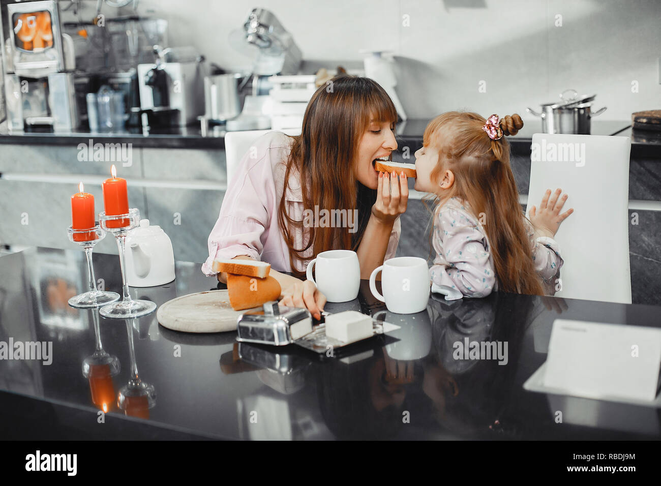 Mutter mit Tochter in einer Küche Stockfoto
