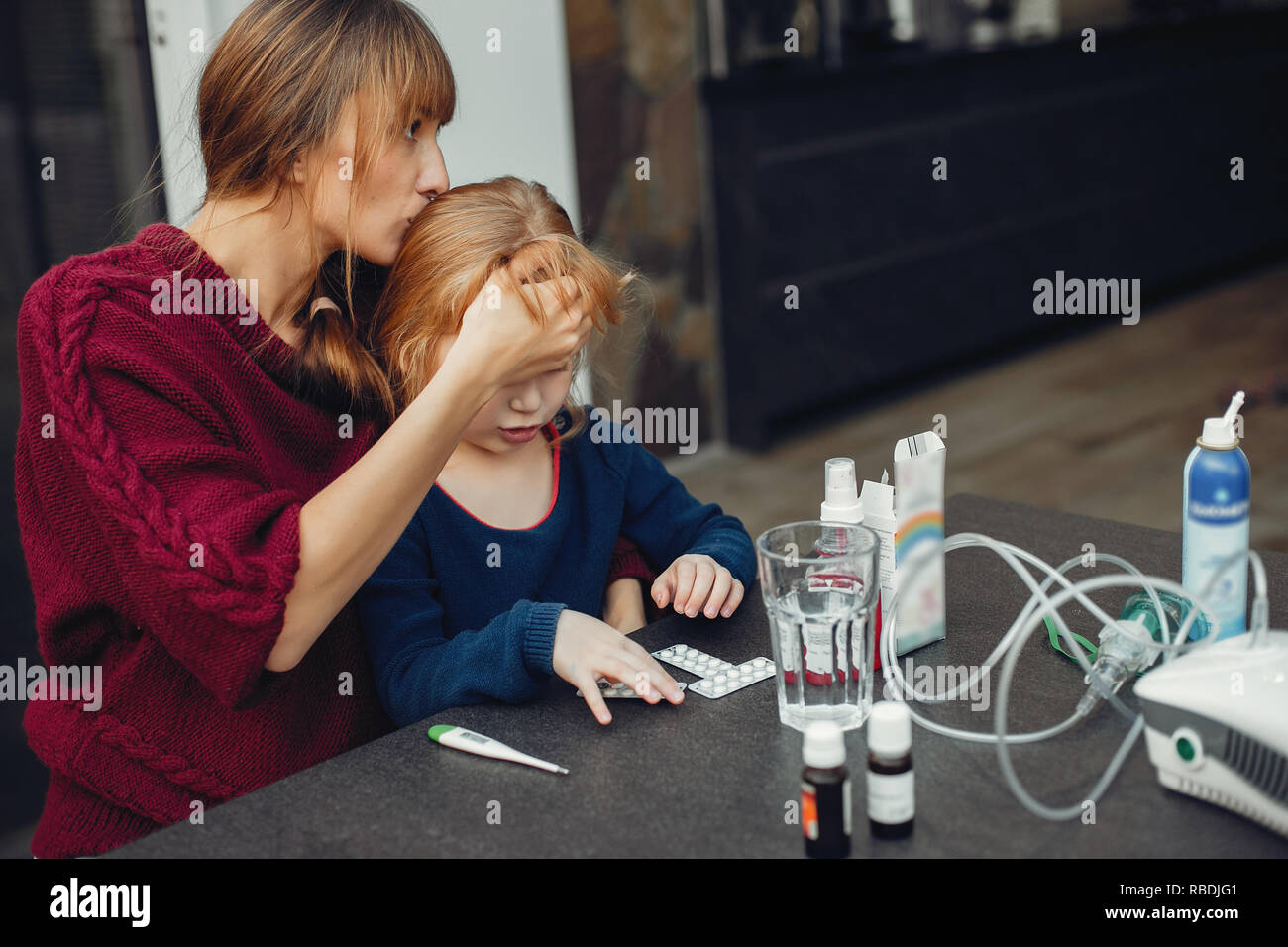 Mutter behandelt ihre Tochter zu Hause Stockfoto