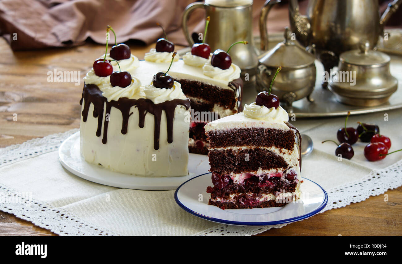 Black forest cake Fotos und Bildmaterial in hoher Auflösung Alamy