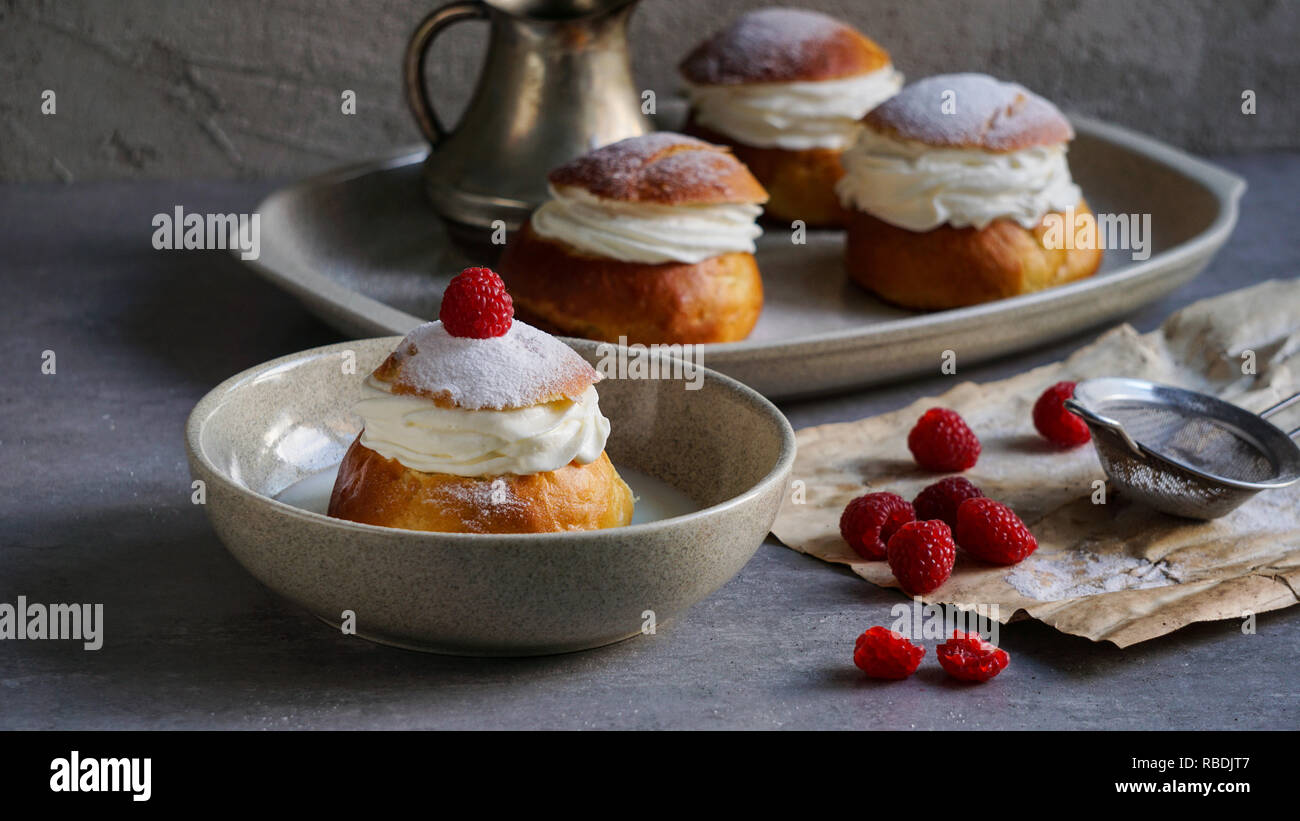 Semla oder semlor, vastlakukkel, laskiaispulla ist ein traditionelles süßes Brötchen in verschiedenen Formen in Schweden, Finnland, Estland, Norwegen, Dänemark, vor allem Rosenmontag und Faschingsdienstag gemacht Stockfoto