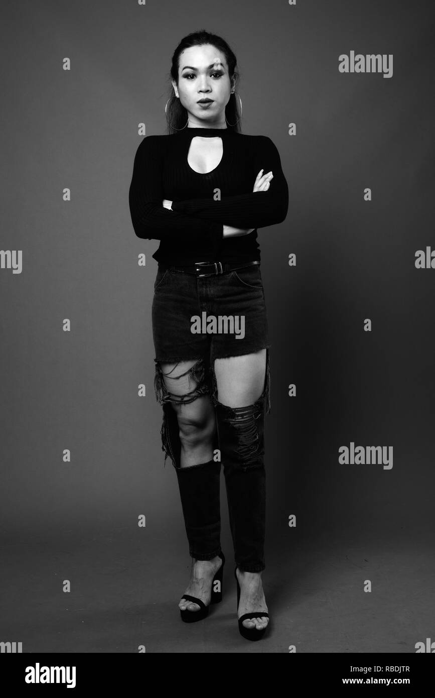 Volle Länge Portrait von transgender Frau in Schwarz und Weiß Stockfoto