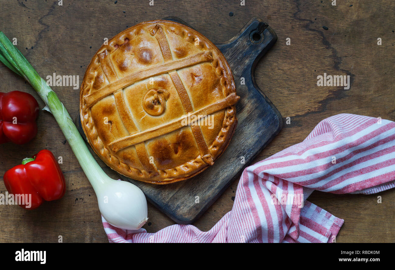 Empanada de Atun, traditionelle Torte gefüllt mit Thunfisch typische ... Empanada de Atun, traditionelle Torte gefüllt mit Thunfisch typische ...