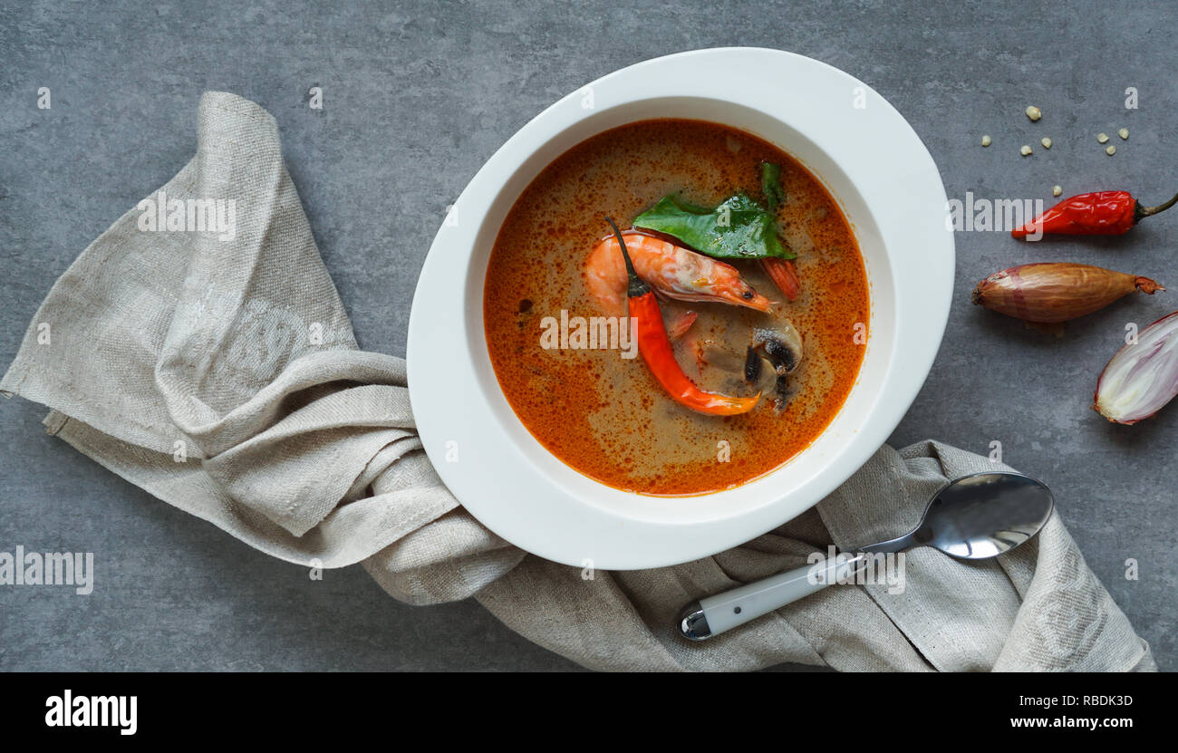 Tom Yam kung Scharfe thailändische Suppe mit Garnelen, Meeresfrüchte, Kokosmilch und Chili Pfeffer in der Schüssel Platz kopieren Stockfoto