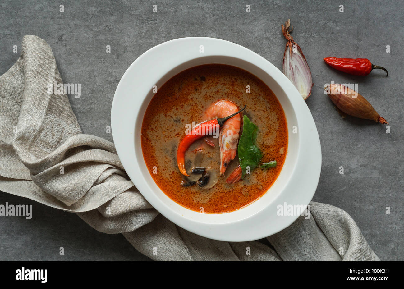 Tom Yam kung Scharfe thailändische Suppe mit Garnelen, Meeresfrüchte, Kokosmilch und Chili Pfeffer in der Schüssel Platz kopieren Stockfoto