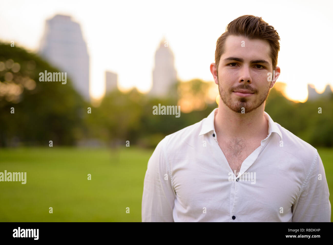Porträt der jungen gutaussehenden Mann Entspannung im Park Stockfoto