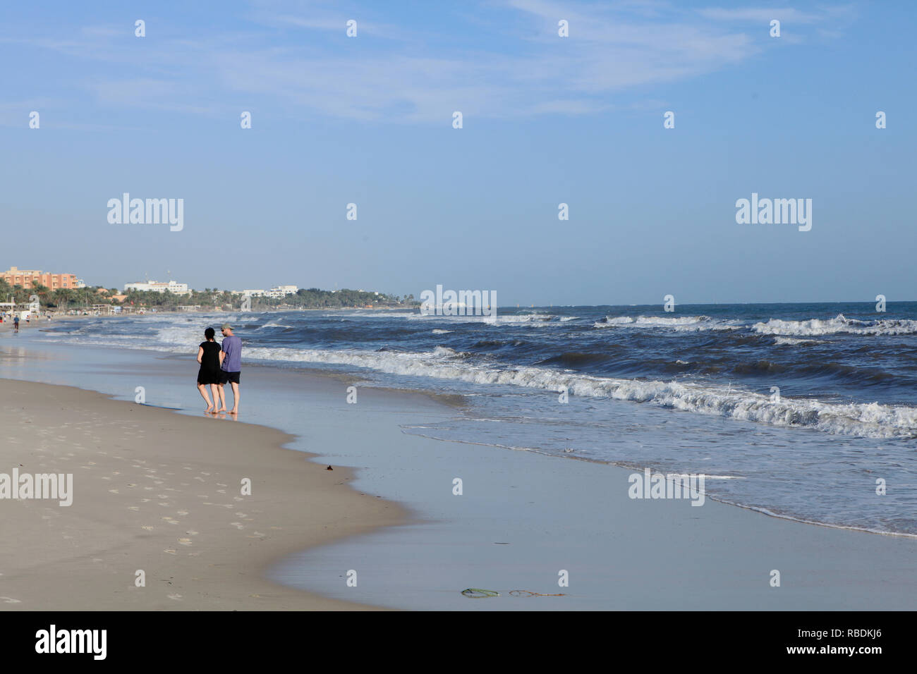 Ein paar wenige am Sandstrand von Sousse. Stockfoto