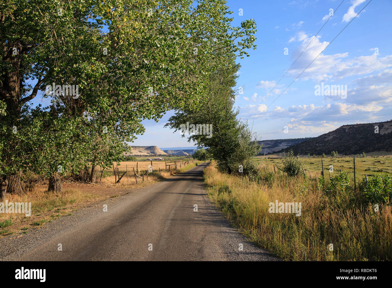 Der Blick hinunter die Straße mit der Utah Landschaft Stockfoto