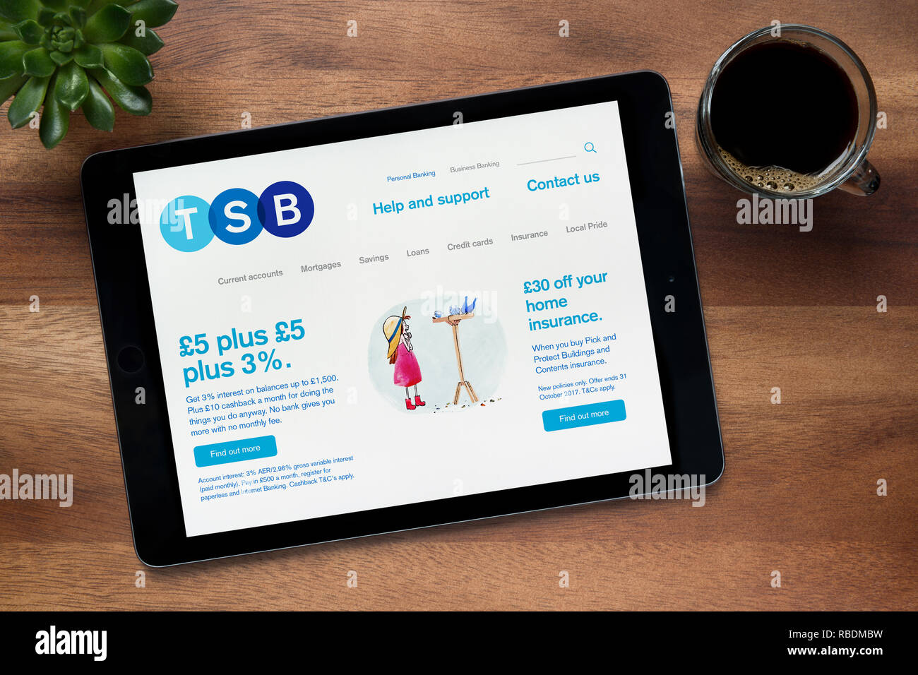 Auf der Website der TSB Bank ist auf einem iPad Tablet gesehen, auf einer hölzernen Tisch zusammen mit einem Espresso und einem Haus Anlage (nur redaktionelle Nutzung). Stockfoto