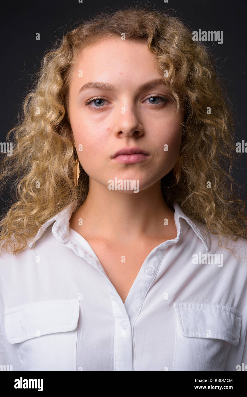 Gesicht der jungen schönen Geschäftsfrau mit lockigem Haar Stockfoto