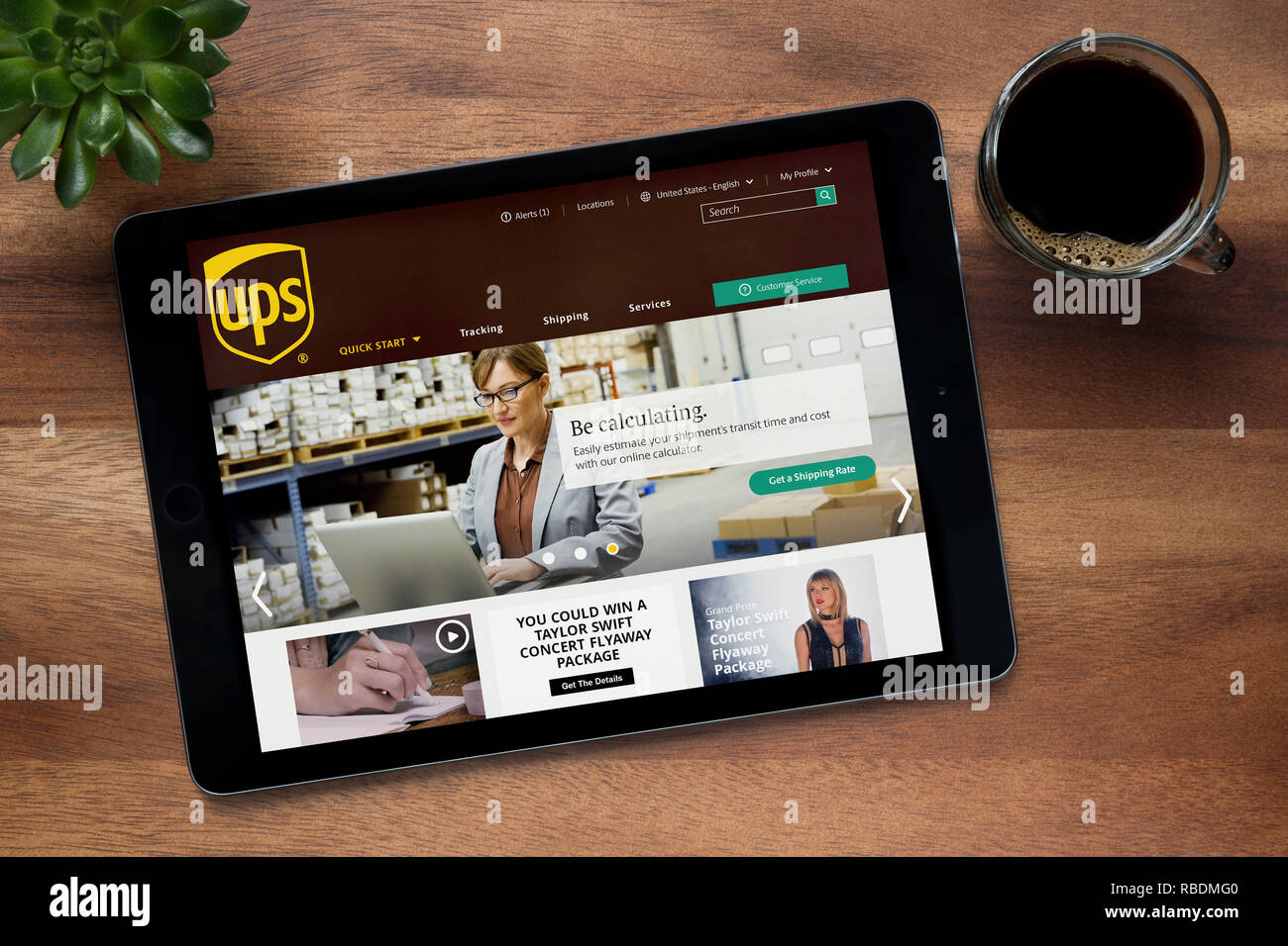 Die Website von UPS (United Parcel Service) ist auf einem iPad Tablet gesehen, ruht auf einem Holztisch (nur redaktionelle Nutzung). Stockfoto