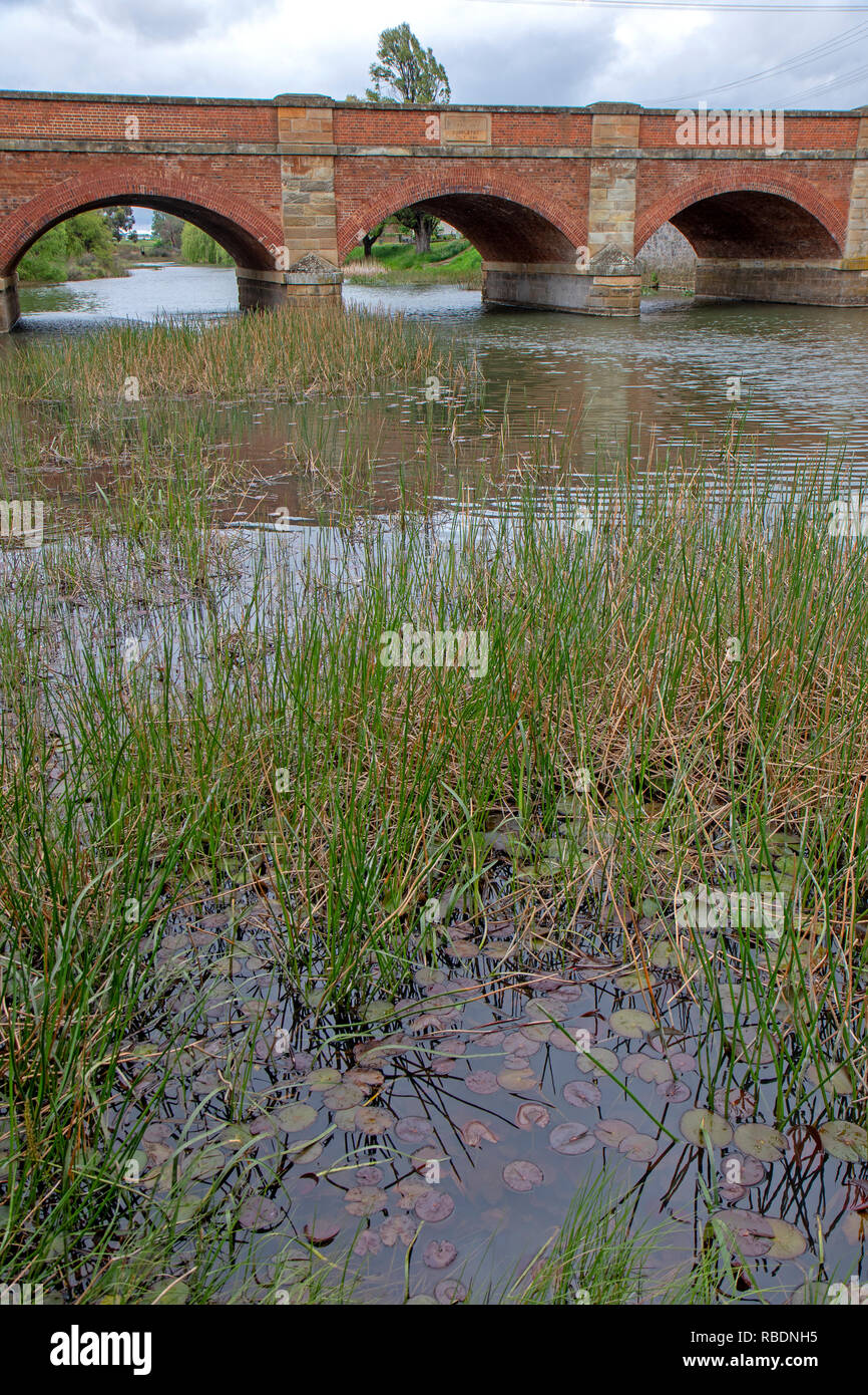 Überführen - eingebaute rote Brücke an der Campbell Stadt Stockfoto