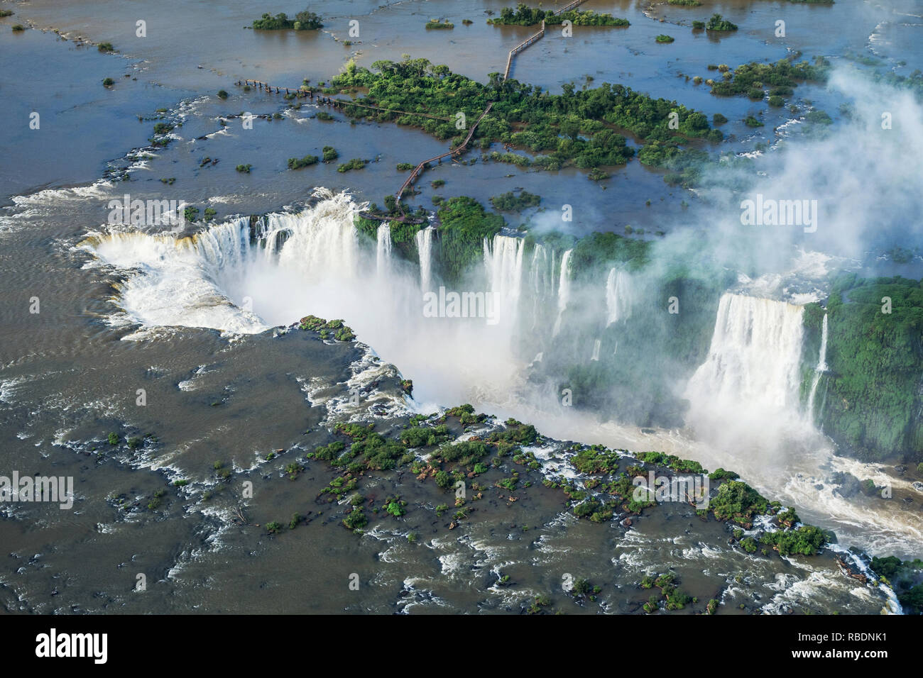 Die Iguazu Wasserfälle an der Grenze zwischen Brasilien und Argentinien, Luftbild. Stockfoto