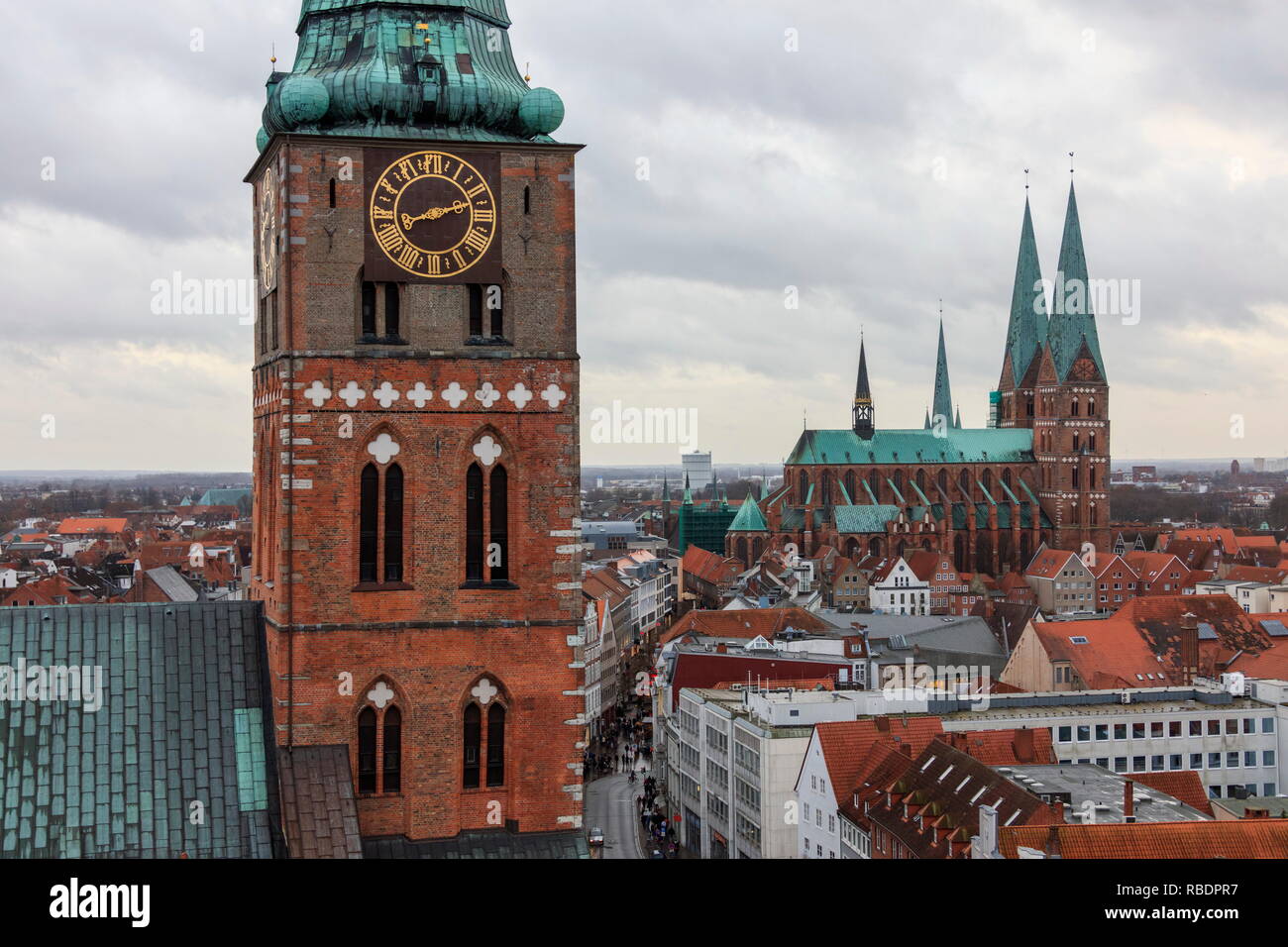 Die gotische Architektur der mittelalterlichen Stadt und Kirche mit dem typischen Glockenturm Lübeck Schleswig Holstein Deutschland Europa Stockfoto