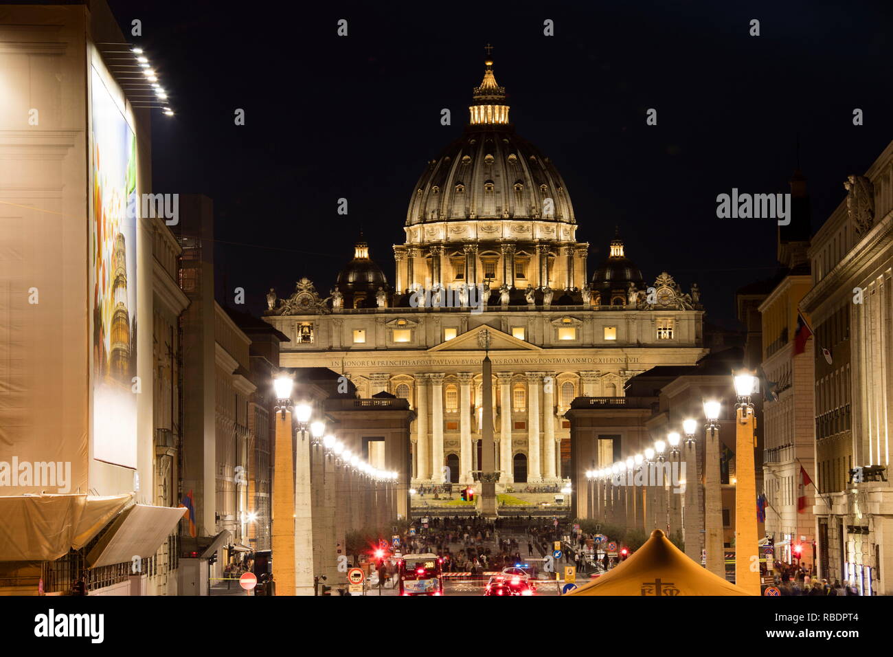 Nachtansicht der Basilica di San Pietro in Vaticano Symbol der katholischen Religion Rom Latium Italien Europa Stockfoto