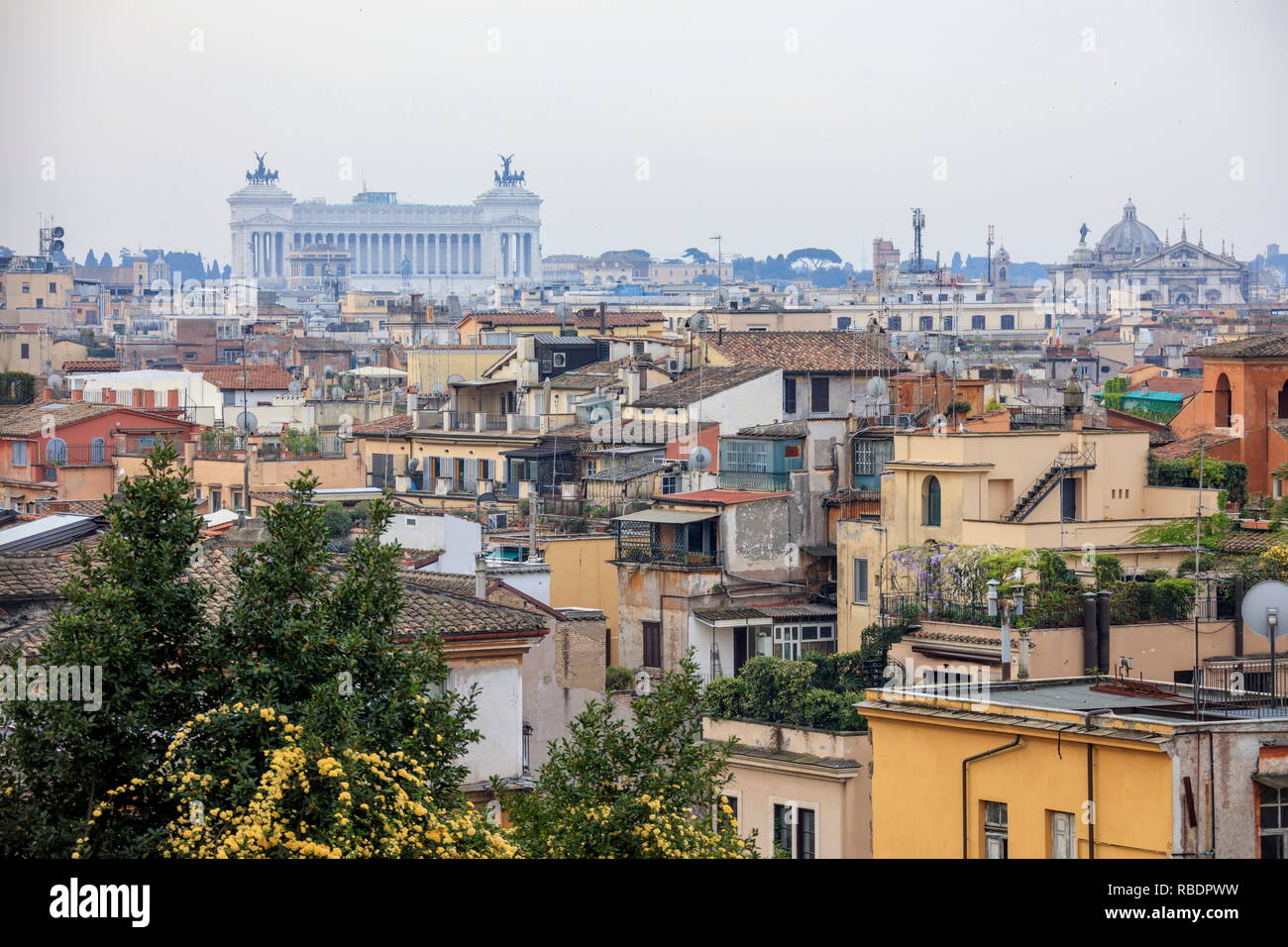 Ein Blick auf die Stadt in Richtung Basilika di San Pietro und Vittoriano von der Terrasse des Pincio Rom Latium Italien Europa Stockfoto