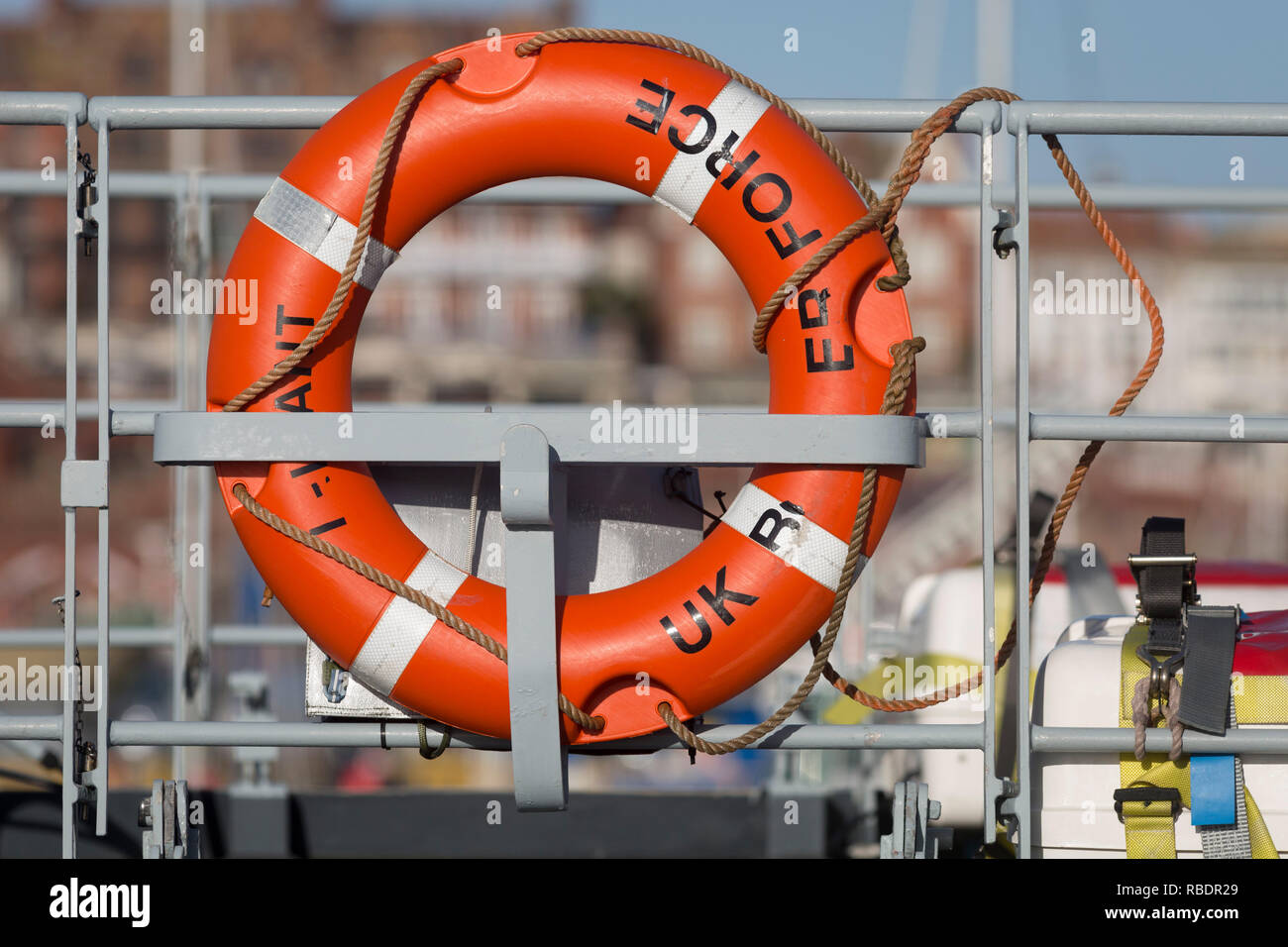 Der britischen Grenze cutter HMC wachsam ist auf West Pier von Ramsgate Hafen angedockt ist, wird am 8. Januar 2019, in Ramsgate, Kent, England. Wachsamkeit ist aktiv in den englischen Kanal, Rettung kleine Schlauchboote voll von Migranten, aus Frankreich. Der Hafen von Ramsgate wurde als "Brexit Port', die von der Regierung von Premierminister Theresa identifiziert, verhandelt derzeit der britischen Ausstieg aus der EU. Das britische Verkehrsministerium hat zu einer ungeprüften Reederei Seaborne Freight, ausgezeichnet run Roll-on-roll-off-Fähre Dienstleistungen für den Güterkraftverkehr zwischen Ostende bereitzustellen, ein Stockfoto