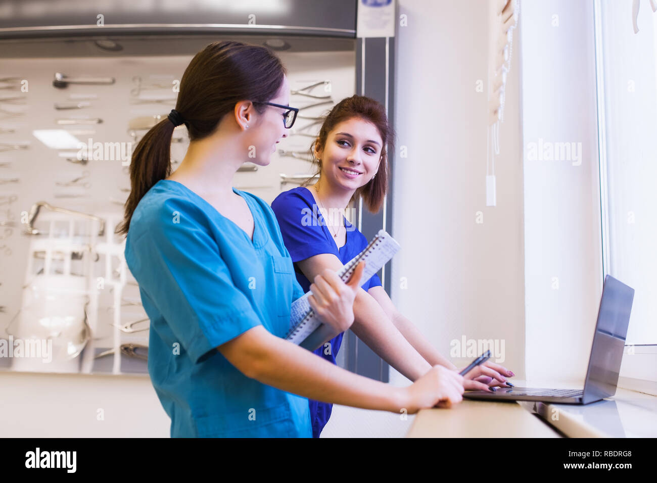 Zwei Mädchen Krankenschwestern studieren chirurgische Instrumente. Medizinische Ausbildung Stockfoto