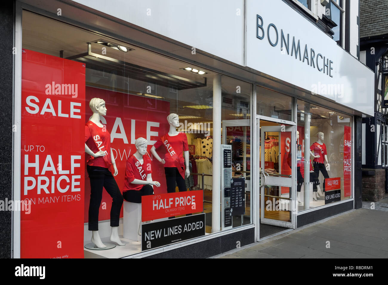 Die Chester Zweig der Bonmarche mit Verkauf Zeichen im Fenster Stockfoto