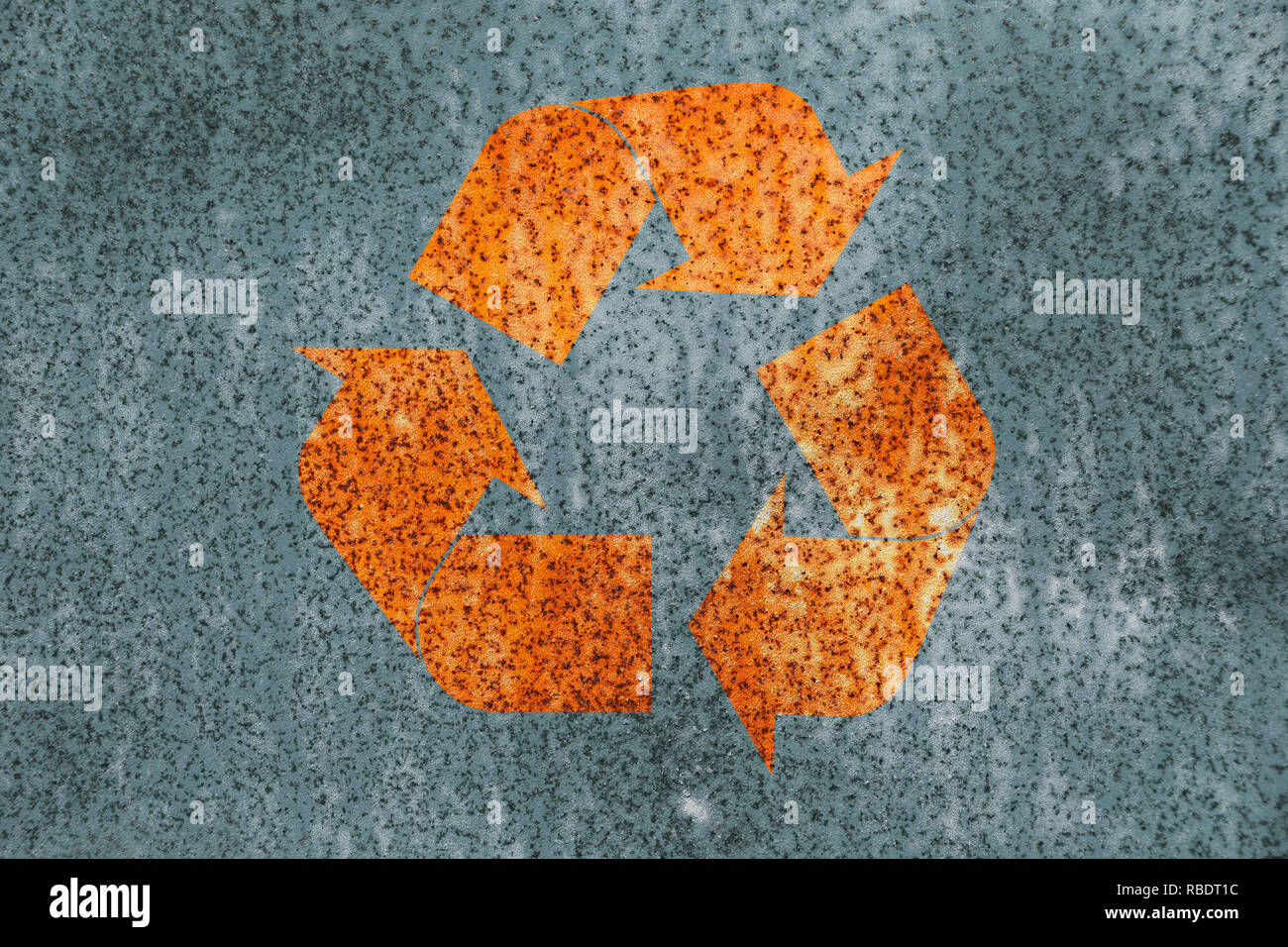 Rost befleckt Korrodierte Metalloberfläche mit grunge Recycling Logo icon Stockfoto