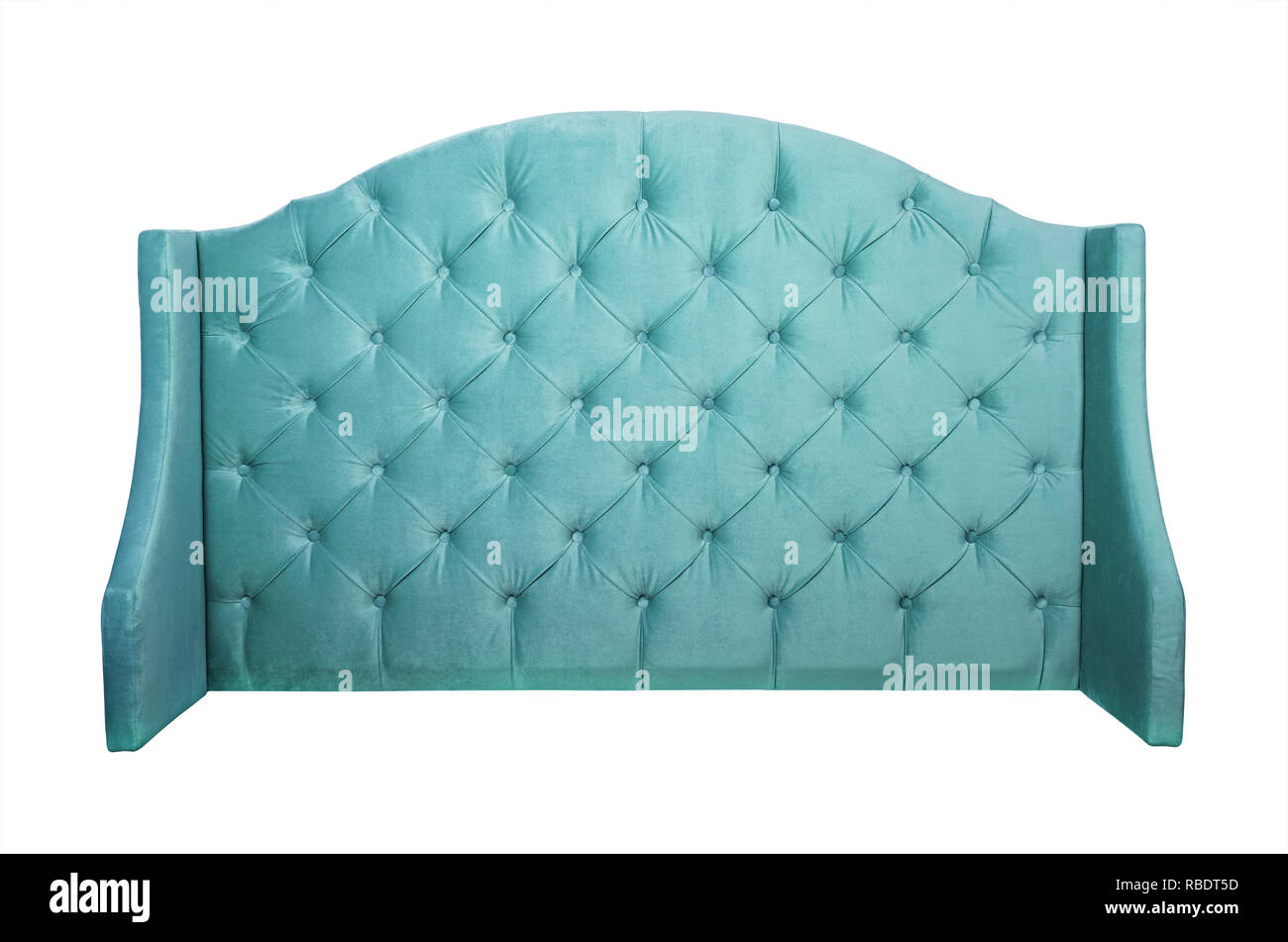 Geformte Pastell hellblaue Farbe soft velvet Fabric capitone Bett Kopfteil aus Chesterfiels style Sofa, auf weißem Hintergrund, Vorderansicht Stockfoto
