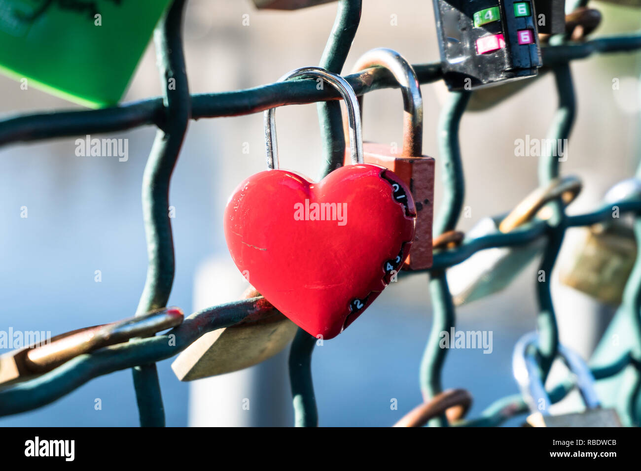 Rotes Herz-förmige Arretierung hängend auf einer Brücke in Zürich Geländer als Symbol für die ewige Liebe Stockfoto