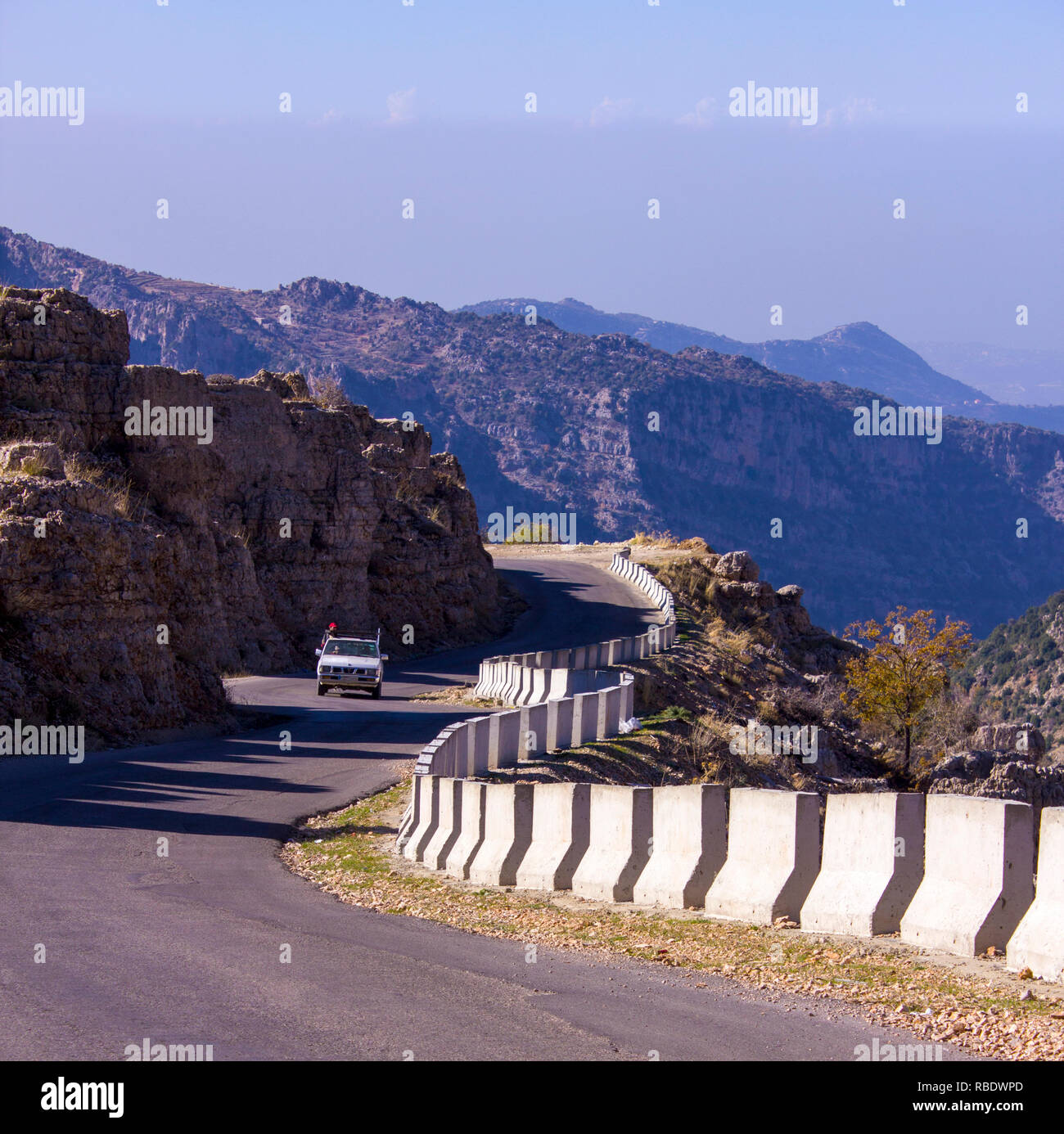 Eine Straße von Bcharre bewegt sich nach unten zum Bekaa-tal im Norden Libanons. Libanesischen Landschaft und Autobahn Stockfoto