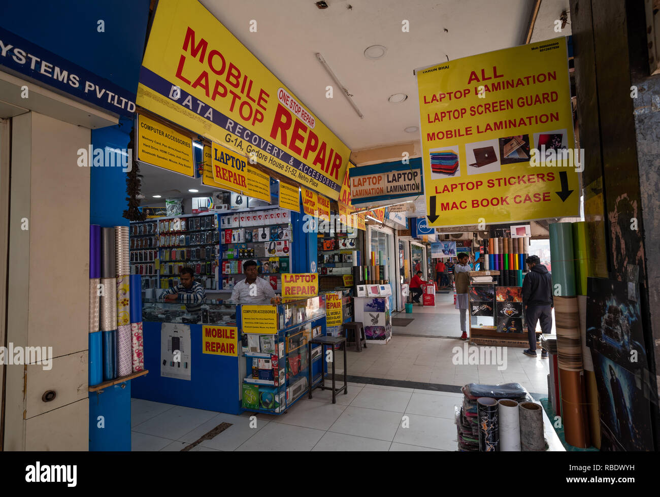 Computing und Technologie Geschäfte in der geschäftigen Nehru Place Shopping Center in New Delhi. Stockfoto