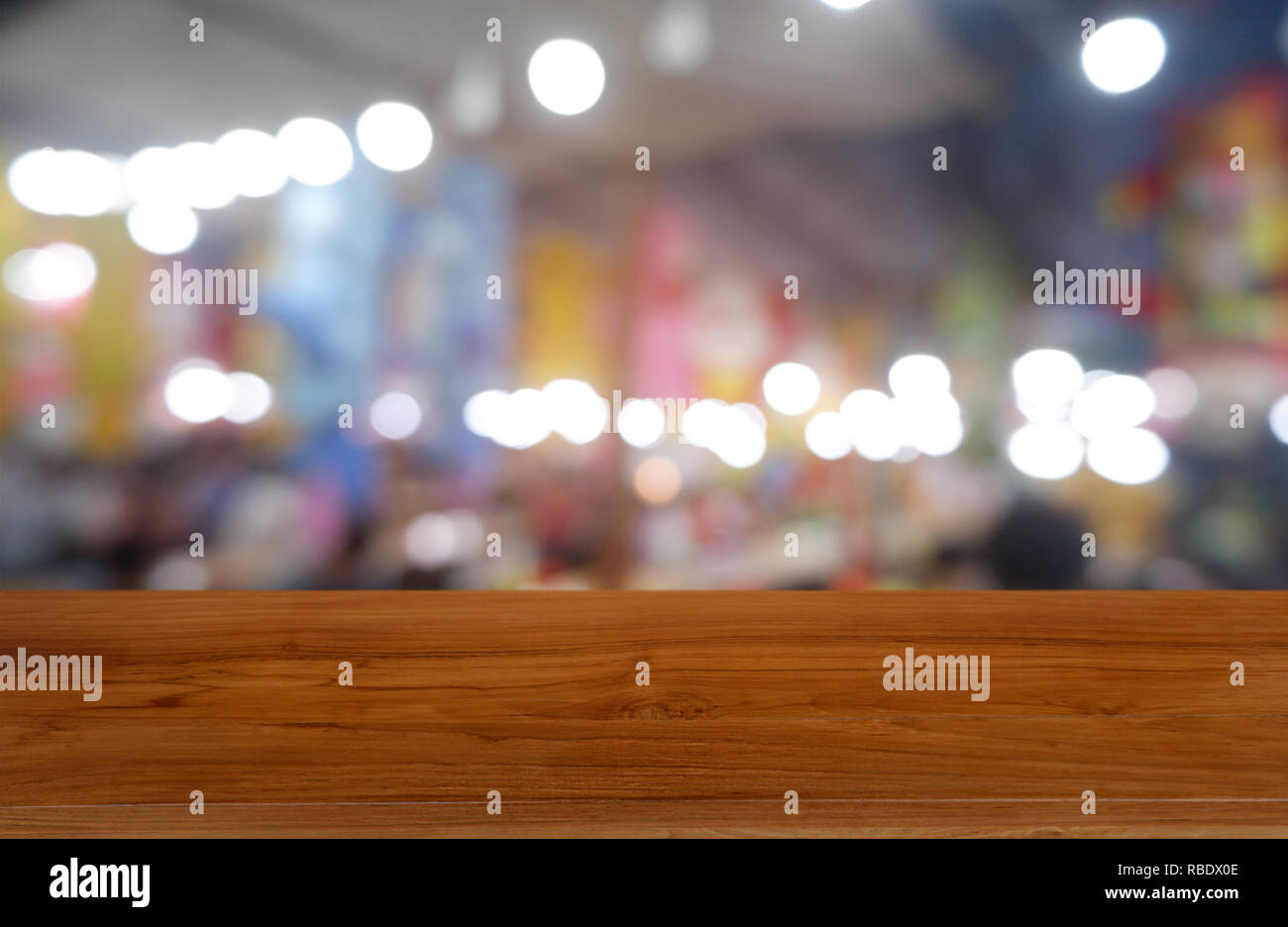 Leeren dunklen Holztisch vor abstrakten verschwommenen Hintergrund von Café und Coffee shop Interieur. können für die Anzeige verwendet werden oder Montage ihrer Produkte - ICH Stockfoto