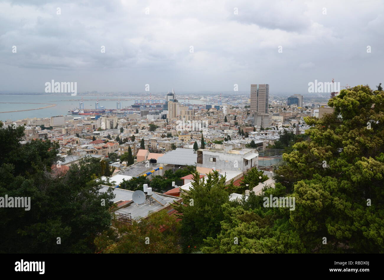 Blick auf Haifa und die Bahai-Gärten in Haifa, Israel Stockfoto