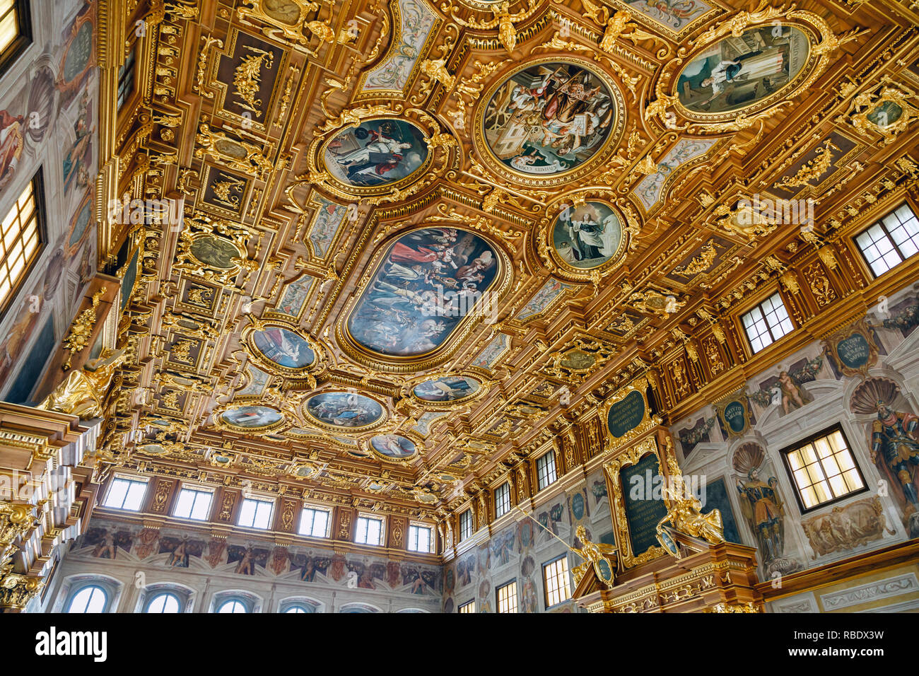 Gold Ceiling Stockfotos und -bilder Kaufen - Alamy