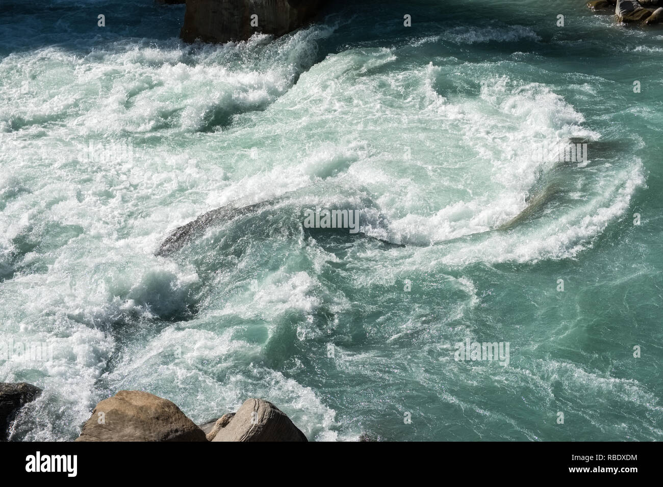 Turbulente glazialen mountain river in Nepal Stockfoto