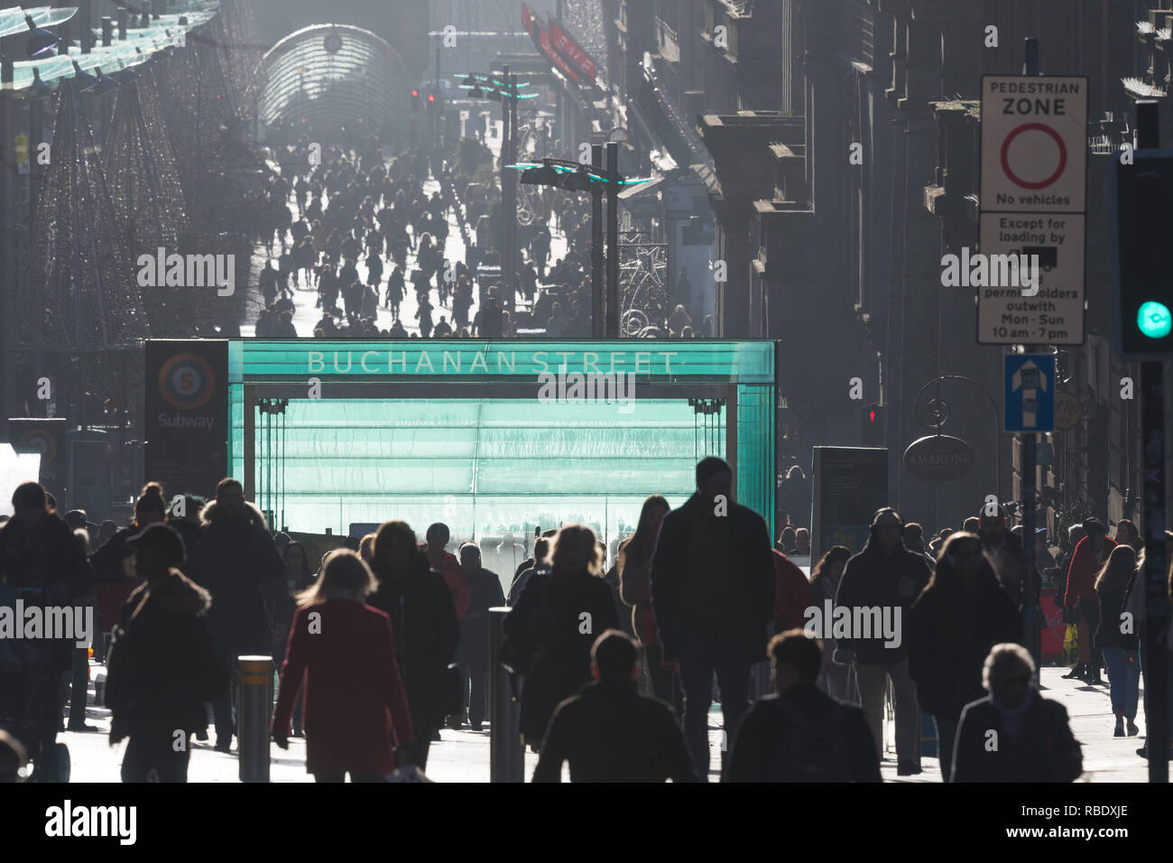 Buchanan Street, Glasgow, Schottland Hintergrundbeleuchtung von Wintersonne Stockfoto