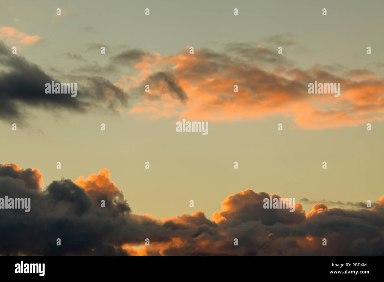 Dunkle Wolken und Clear Sky. Dramatischer Himmel in Norfolk Stockfoto