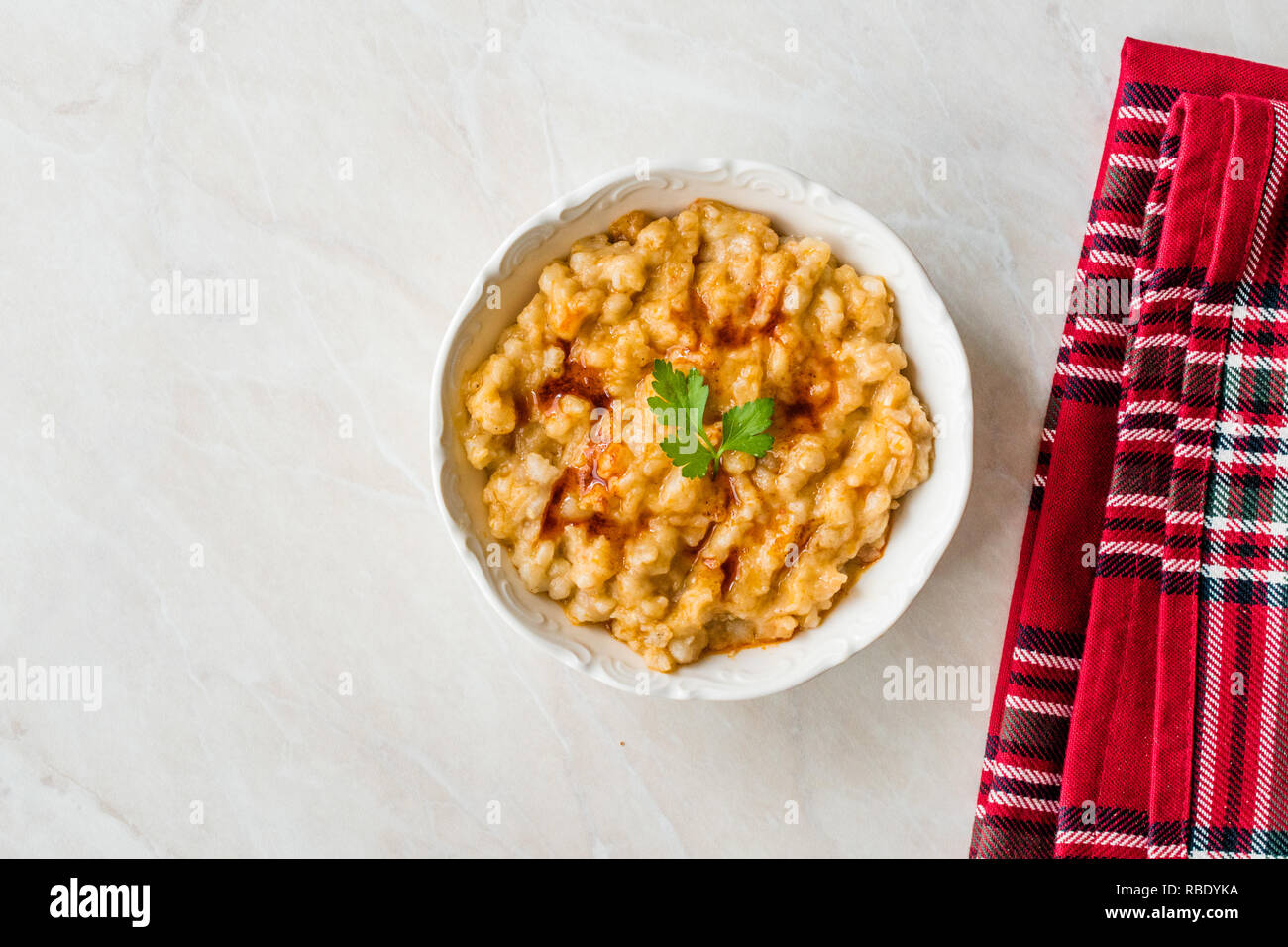 Keskek traditionelles Essen mit Weizen, Fleisch und Butter gebraten. Traditionelle biologische Lebensmittel. Stockfoto