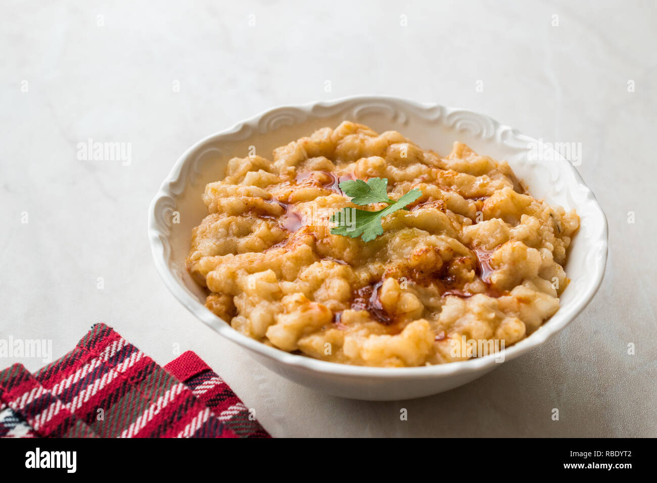 Keskek traditionelles Essen mit Weizen, Fleisch und Butter gebraten. Traditionelle biologische Lebensmittel. Stockfoto