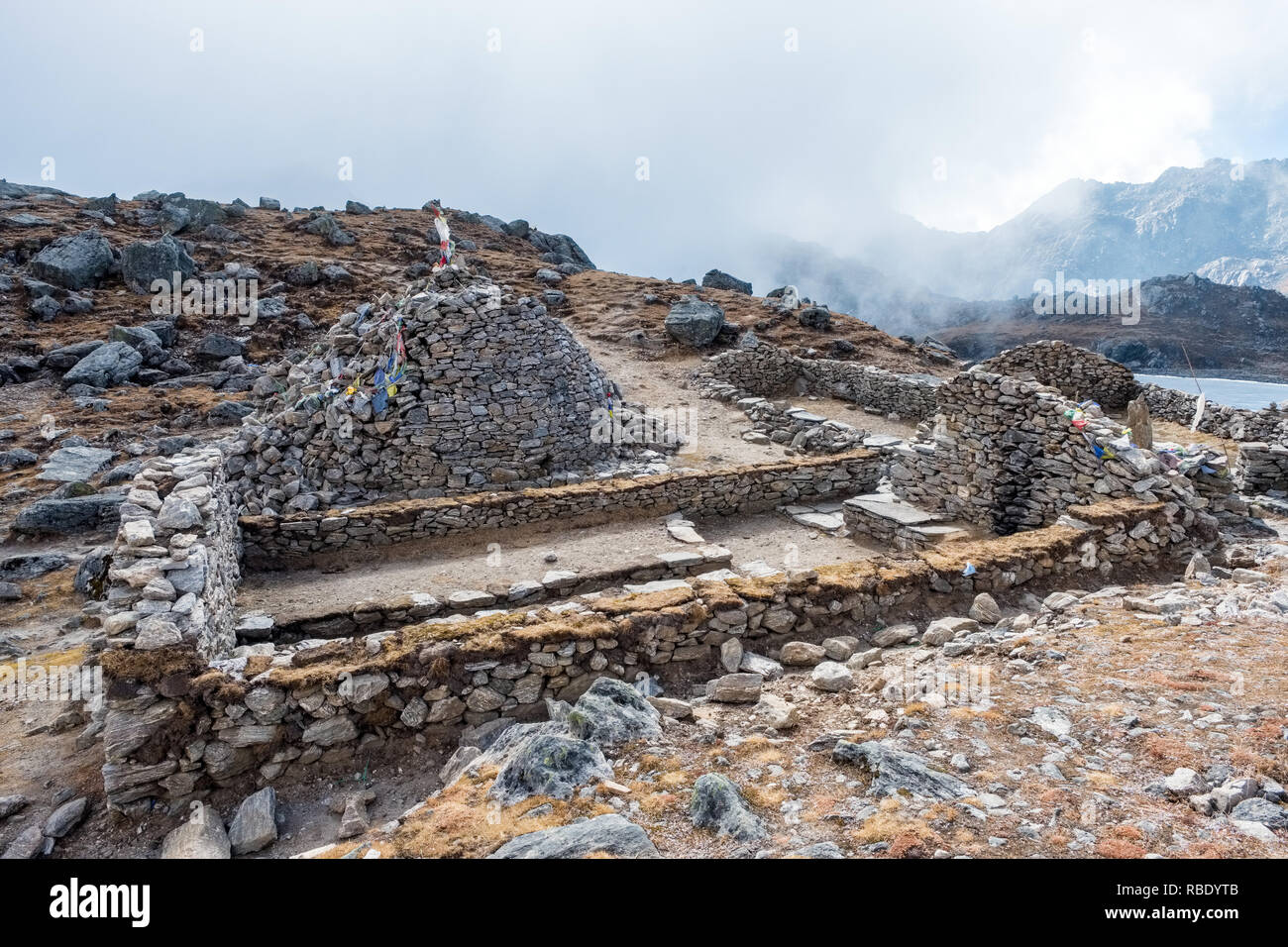 Unterstände der Dachlosen Stein Pilgernden auf dem Trek zu den heiligen Gosaikund/Gosainkund/Gosaikunda Seen Stockfoto