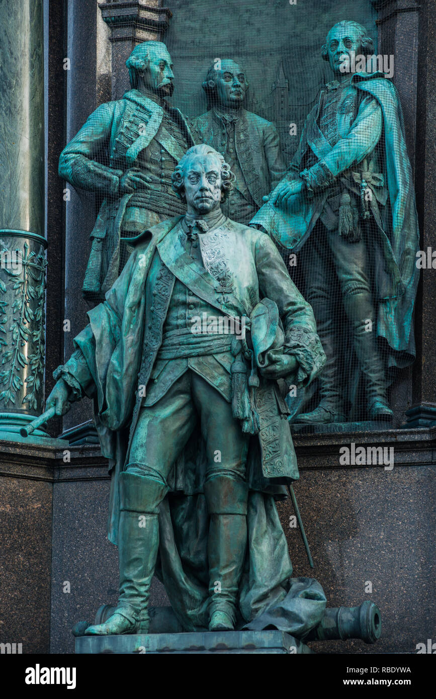 Statuen von Ihrem Berater auf Kaiserin Maria Theresia Denkmal auf Maria Theresien Platz, Wien, Österreich. Stockfoto